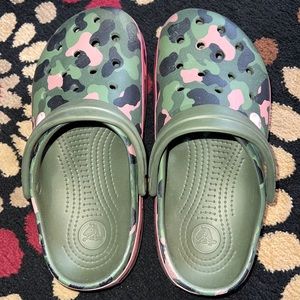Army green camo crocs women size 8